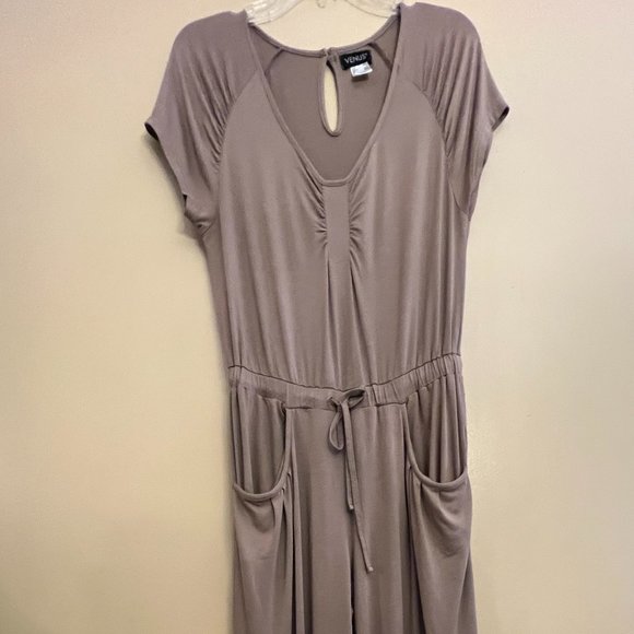 Venus Short sleeve tan jumpsuit, V neckline, two pockets, elastic hem on pant - Picture 6 of 7